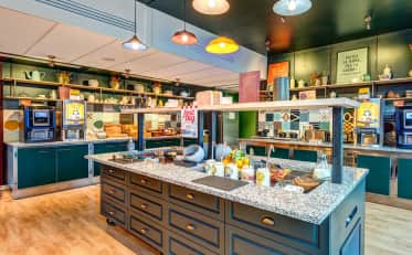Moderna area colazione presso B&B HOME con buffet fresco e decorazioni in piastrelle colorate