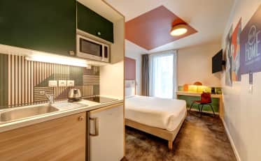 Estúdio moderno com kitchenette e cama confortável no hotel B&B HOME
