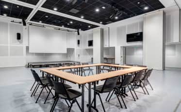 Moderna sala conferenze B&B HOME con disposizione dei posti a U e attrezzature audiovisive professionali
