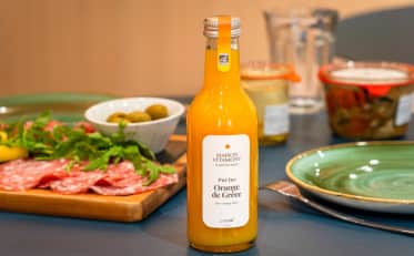 Frischer Bio-Orangensaft beim B&B HOME Frühstücksbuffet serviert mit Aufschnitt und Oliven