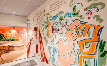 Künstlerisches Wandgemälde mit historischen Figuren in der Lobby des B&B HOME Hotels mit modernem Innendesign