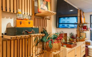 Stilvolle Holzregale mit Vintage Dekor und Pflanzen im Lobbybereich von B&B HOME