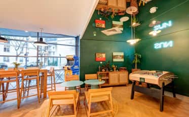 Moderne B&B HOME Hotellounge mit Spielebereich inklusive Tischkicker und Retro-Spielautomaten