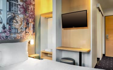 hotel-muenchen-moosach-doppelzimmer-bett-wandbild-tv-tisch-1.jpg