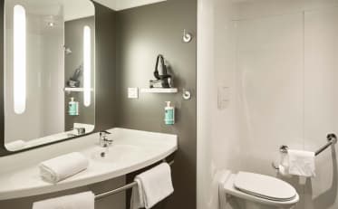 Moderno bagno d'hotel presso B&B HOME con lavabo bianco e servizi igienici accessibili