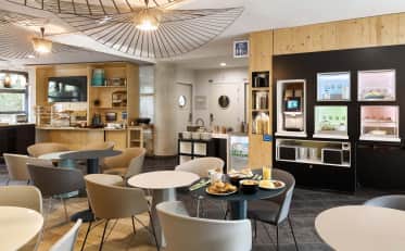 Moderna area colazione B&B HOME con buffet e posti a sedere accoglienti