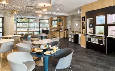 Moderna area colazione dell'hotel B&B HOME con illuminazione di design e buffet con prodotti freschi