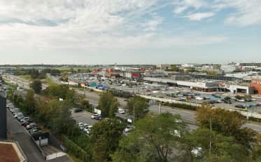Vista panoramica della città e del centro commerciale vicino all'hotel B&B HOME con comodo accesso autostradale