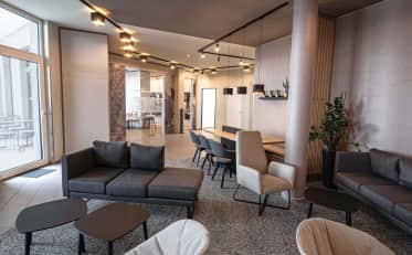 Moderne Hotellobby mit bequemen Loungemöbeln, zeitgenössischem Dekor und einer hellen, einladenden Atmosphäre.