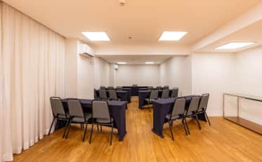 Modern meeting room at B&B HOTEL with U-shape table setup and wood flooring for professional events