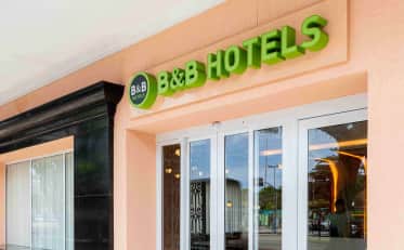 Exterior facade of a B&B HOTEL with modern signage and glass entrance doors