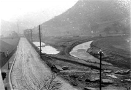 The new route of the river before completion with the old river still in operation, about 1901