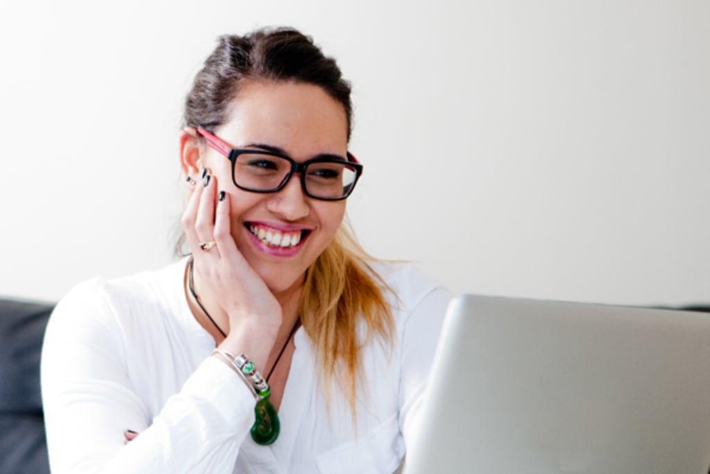 Women looking at her laptop 