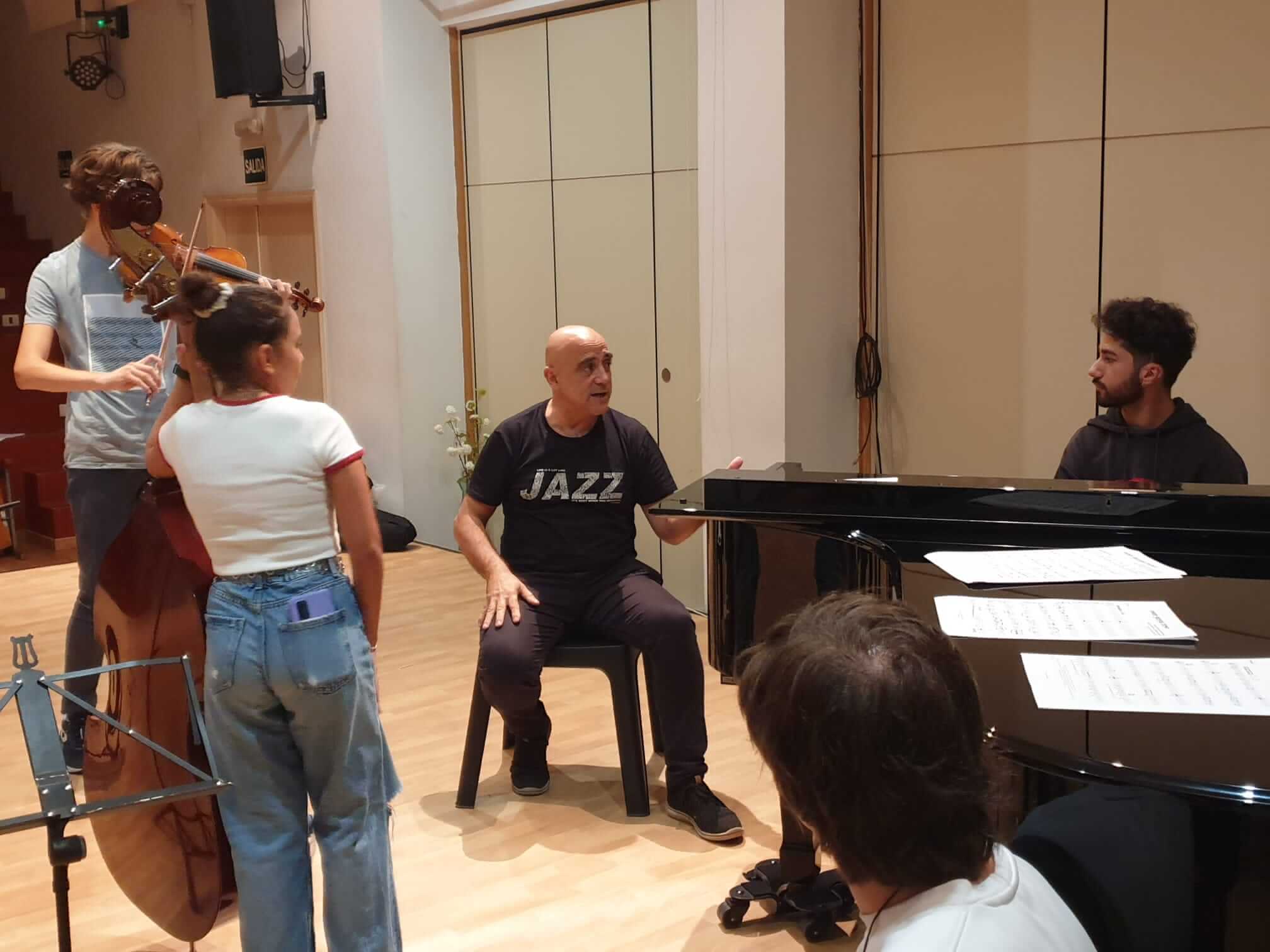 2022 Joan Chamorro in rehearsal with musicians from the Mayeusis Foundation
