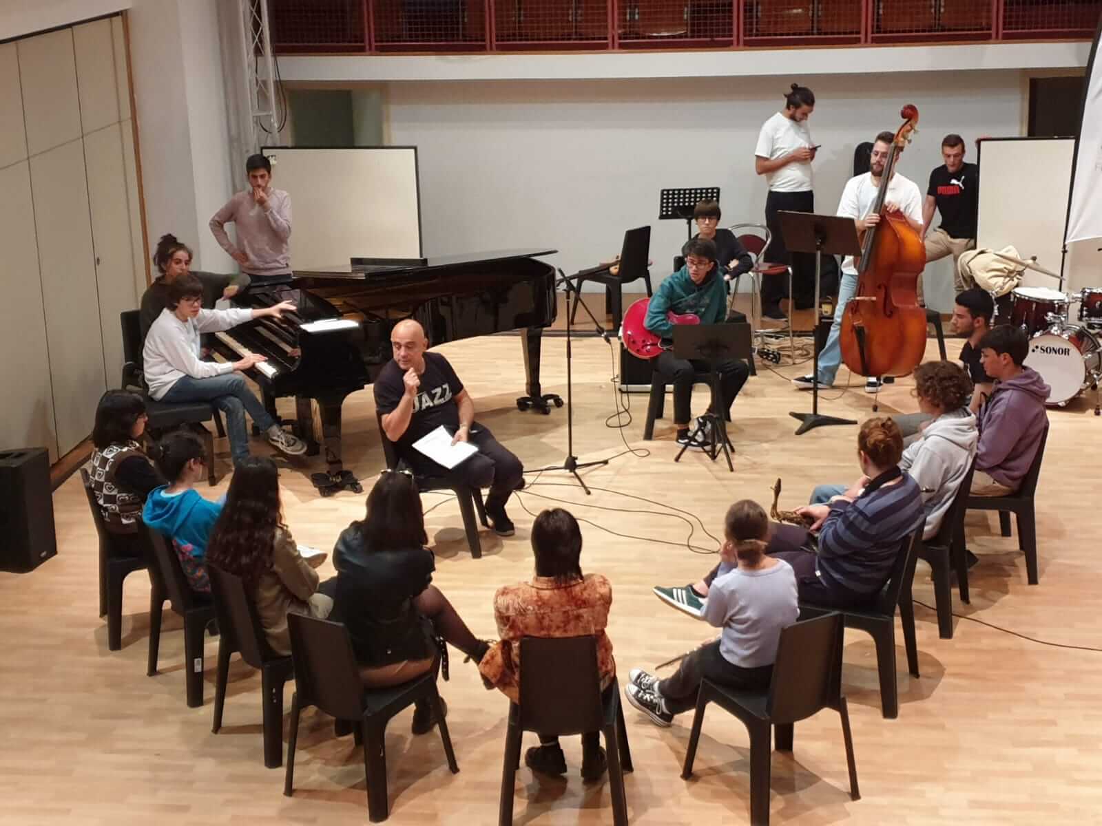 2022 Joan Chamorro in rehearsal with musicians from the Mayeusis Foundation