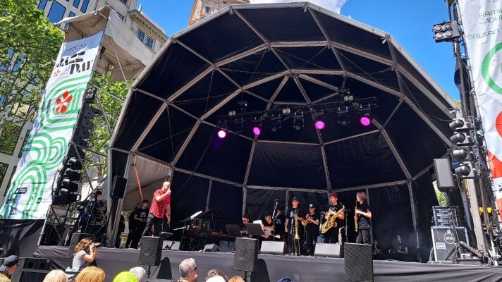 Sol, lluvia y jazz en el paseo de Gràcia. El día internacional del Jazz reúne a miles de personas en Barcelona
