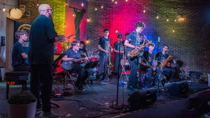 Uns músics adolescents porten Nova Orleans a Terrassa