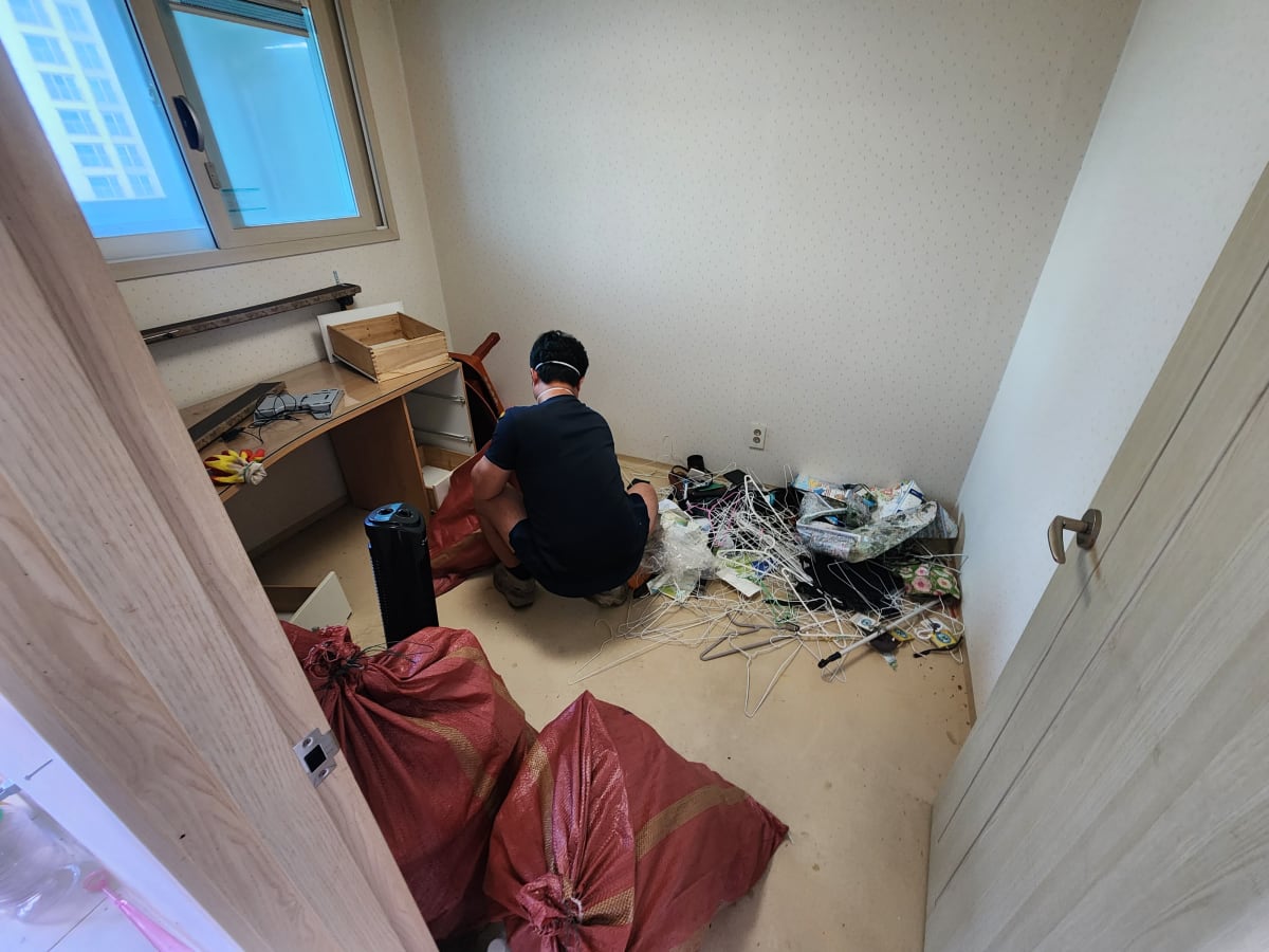 방 안 물건을 마대에 나눠 담는 과정
