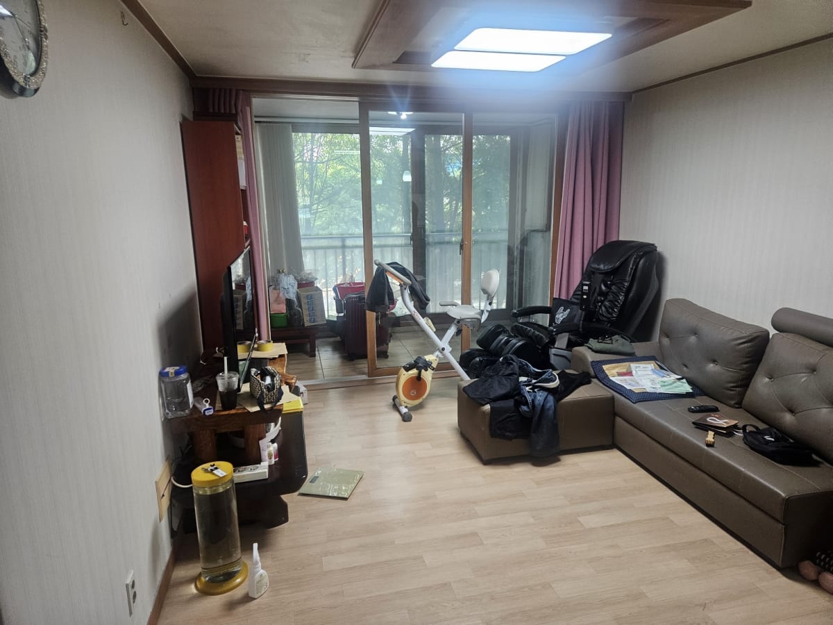 소파와 안마의자, 실내자전거까지 생활하던 모습 그대로 남아 있던 거실