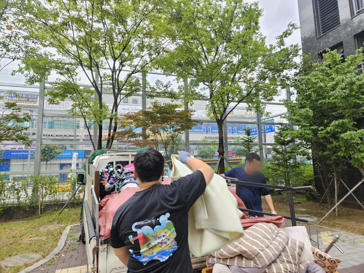 이불과 매트리스를 1톤 트럭에 차곡차곡 싣는 상차 작업