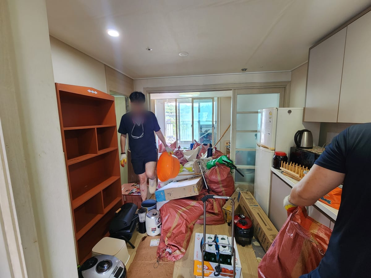 마대를 모아 반출을 준비하는 모습