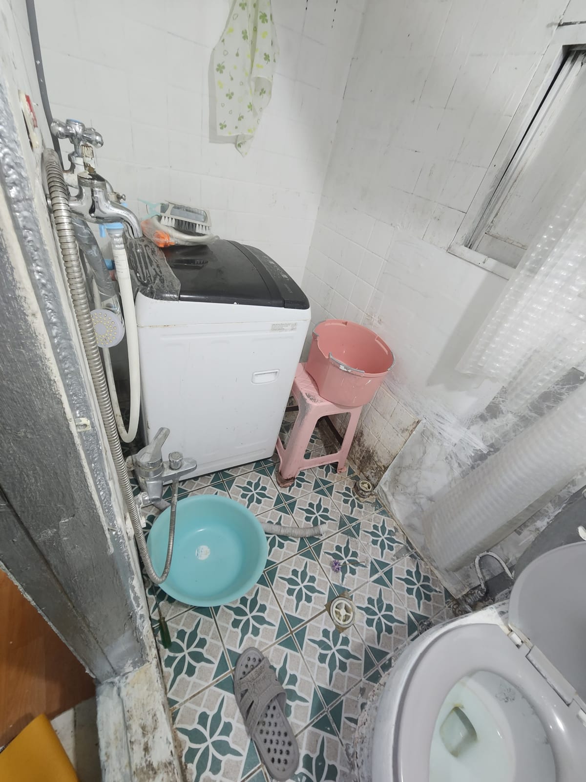 세탁기와 살림이 남아 있던 작업 전 욕실