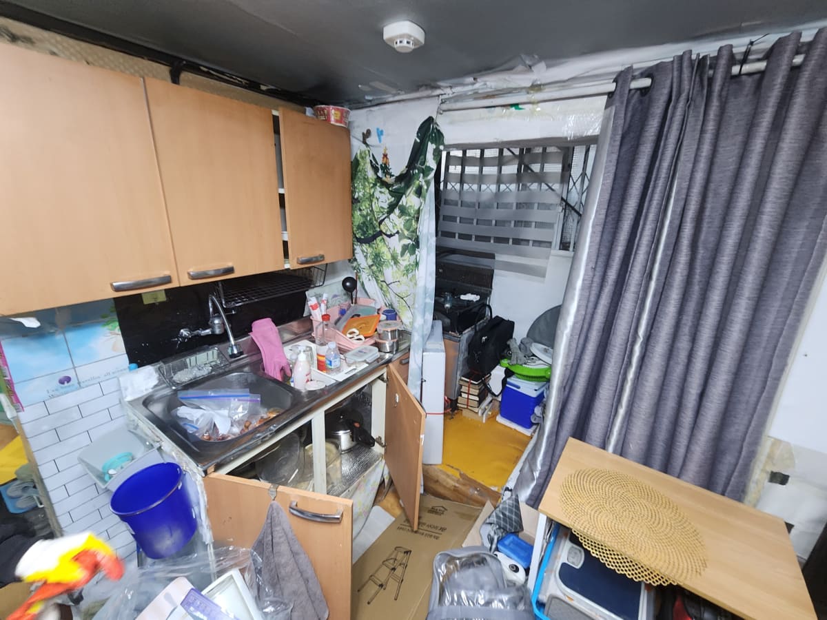 세간이 그대로 남아 있던 주방과 싱크대 주변