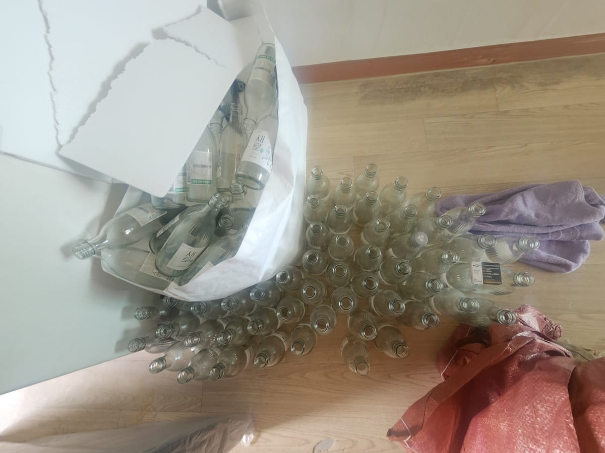 한쪽에 따로 골라낸 소주 빈병 수십 병
