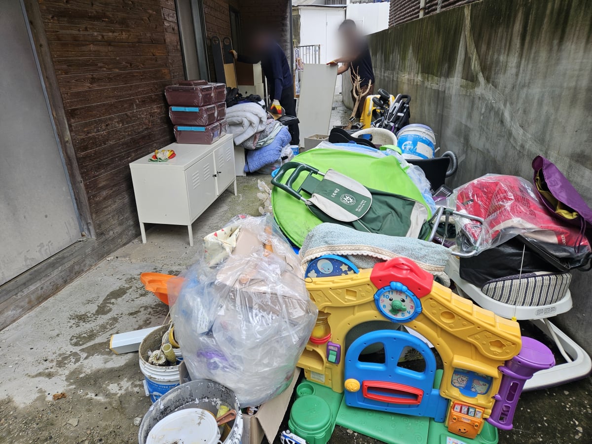 5층에서 계단으로 내려 1층 옆 통로에 모아 둔 아이 놀이집과 유모차, 카시트, 리빙박스, 이불