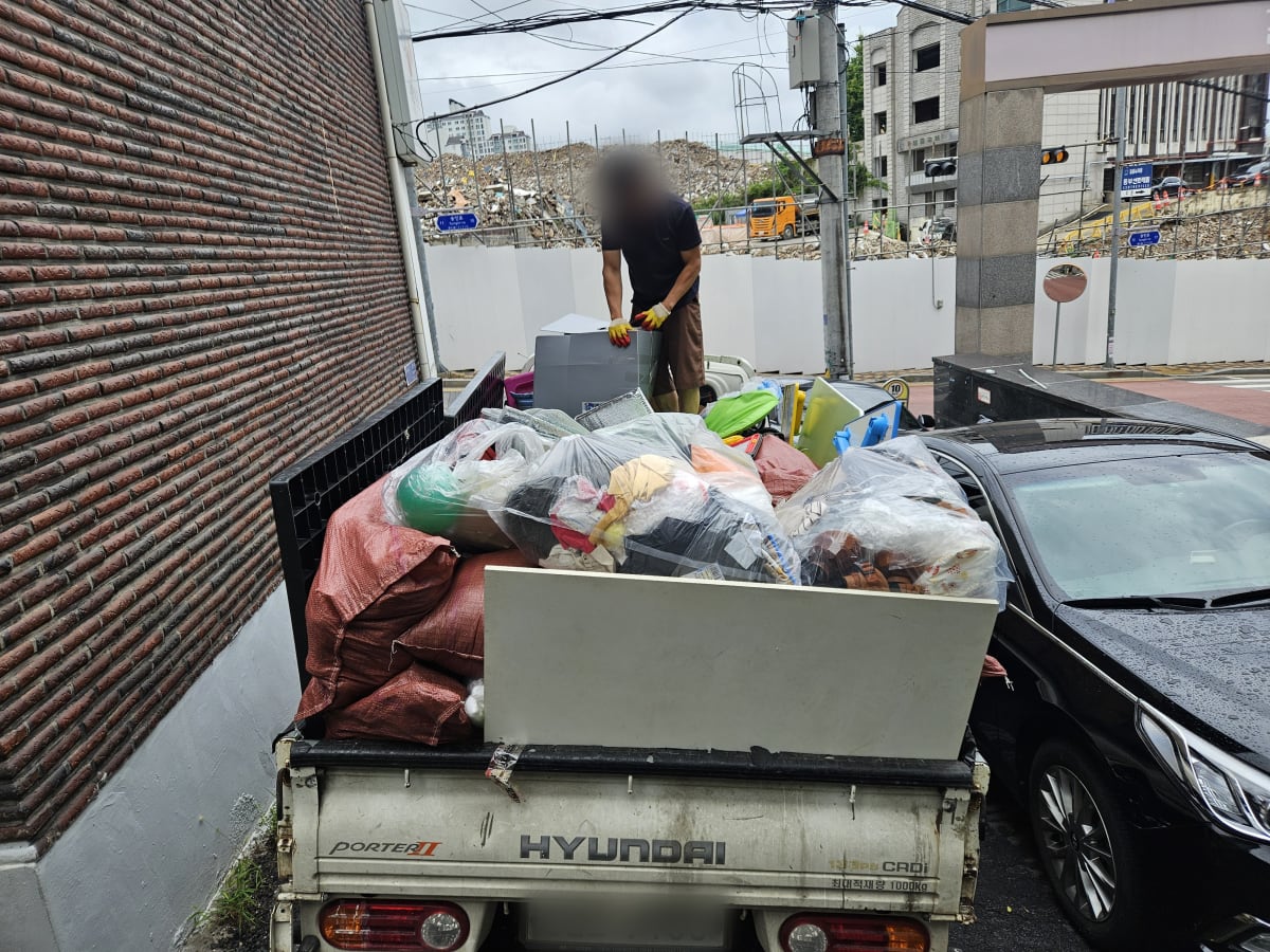 마대와 비닐봉투, 판재까지 1톤 포터 한 차 가득 실은 상차 완료 모습