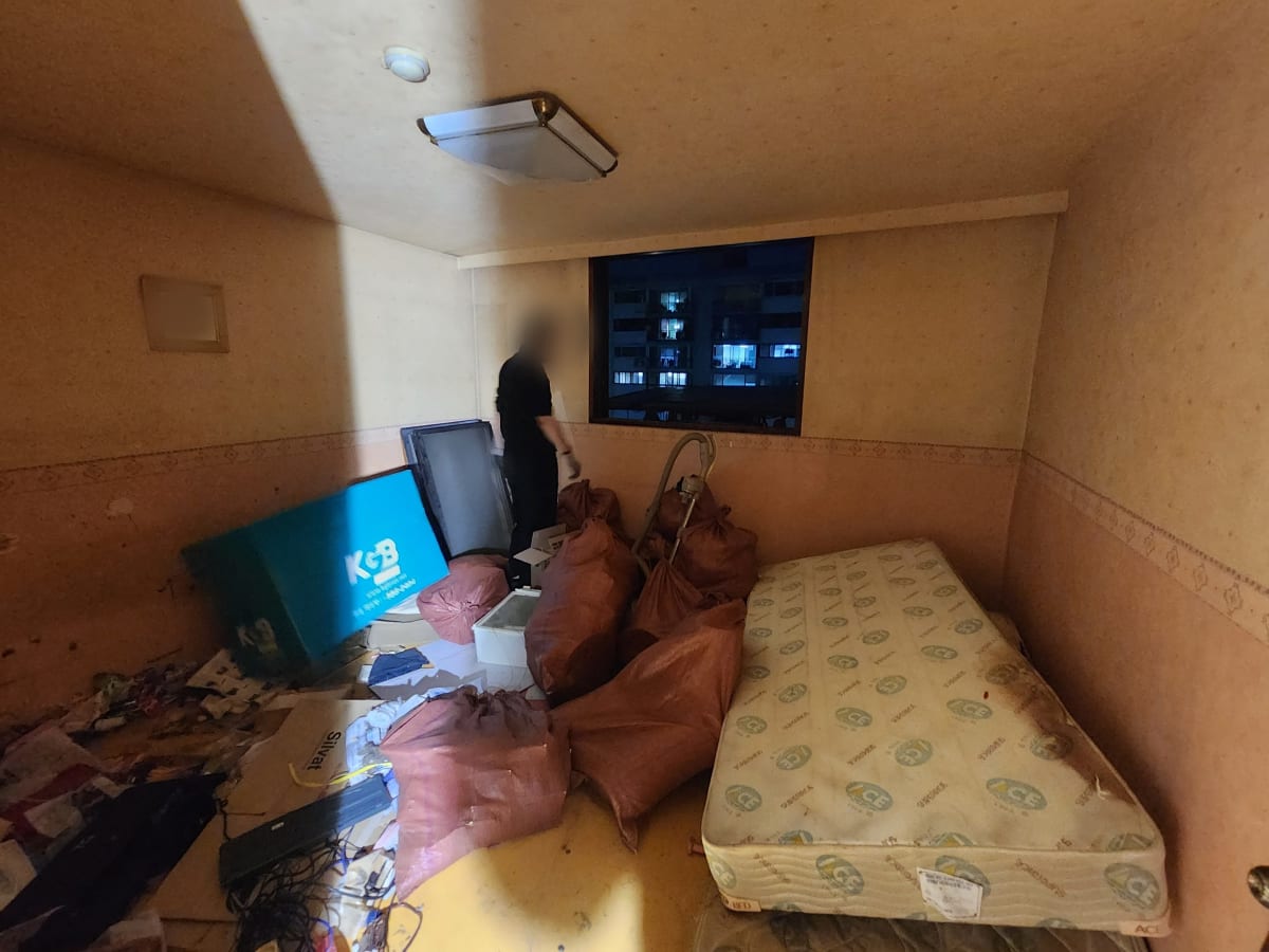 매트리스를 빼기 전 작은방 짐을 마대에 담아 묶은 모습