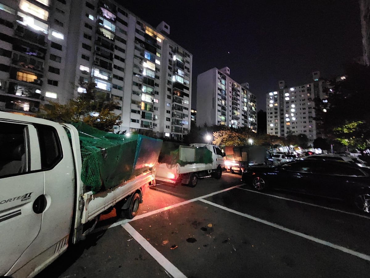 아파트 주차장에서 그물망을 씌워 실어 낸 1톤 트럭