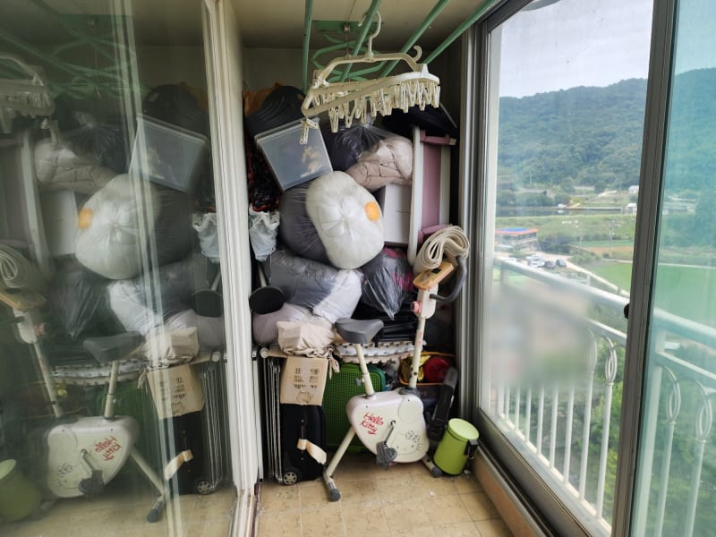 안성시 아파트 가정폐기물 정리, 천장까지 쌓인 베란다 짐과 소주 빈병 수십 병부터 매트리스·화장대·거실장까지 반나절에 비웠습니다 현장 사진