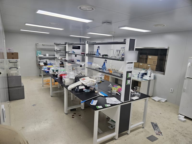성남시 분당구 판교 사무실 실험실 집기 폐기물 처리, 실험대와 챔버 장비는 고철 매입으로 처리비를 줄이고 차량 많은 도로는 교통정리까지 맡았습니다 현장 사진
