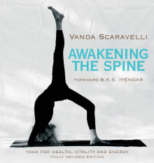 Book cover of Awakening the Spine: Yoga for Health, Vitality and Energy