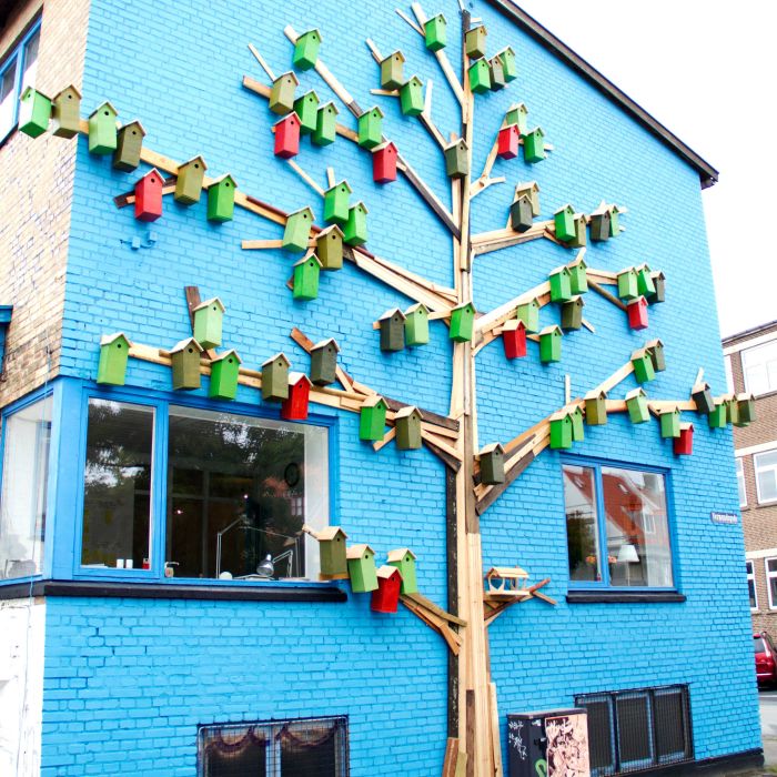 Birdhouses and murals von Thomas Dambo