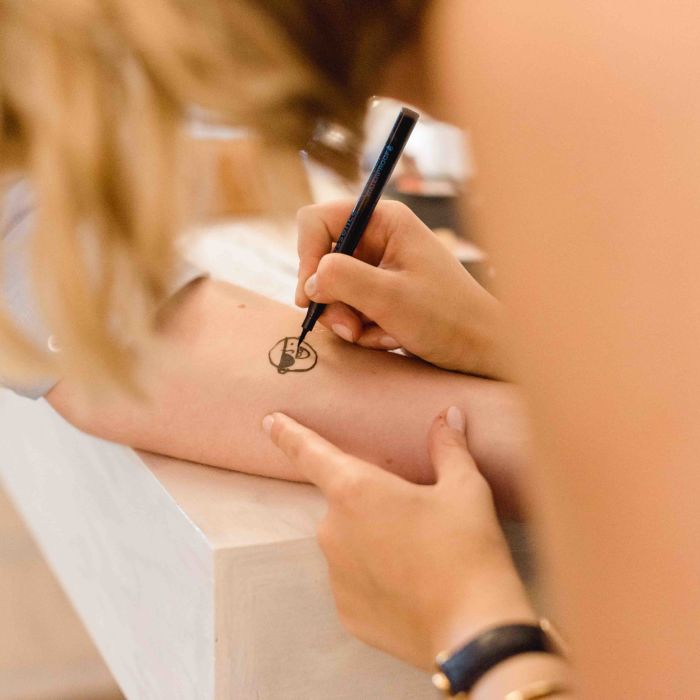 WE DRAW ON SKIN (Pop-Up Tättu Studjo) por Frollein Motte
