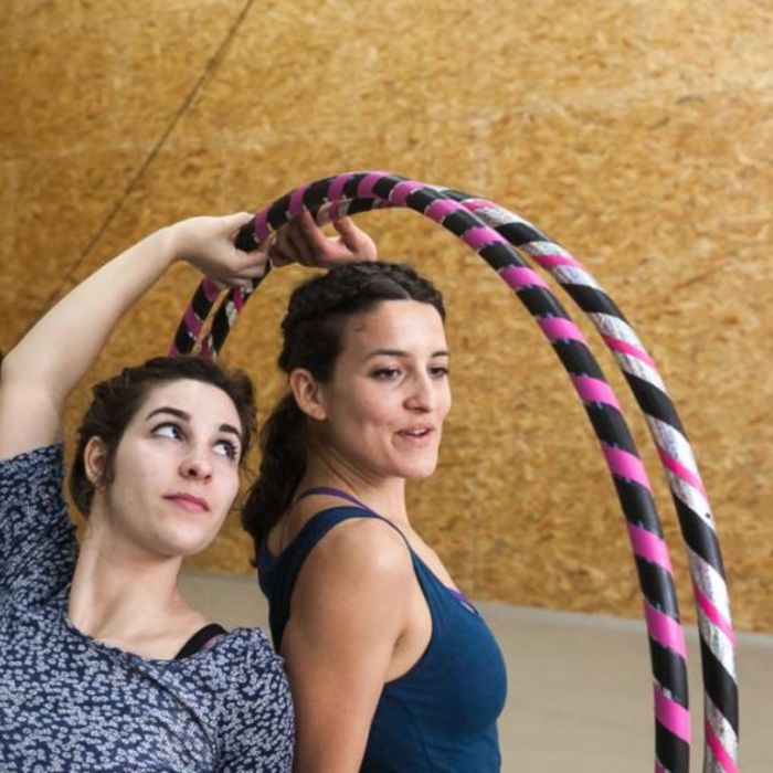Aulas de Hula Hoop por Leela Pluma Hoop