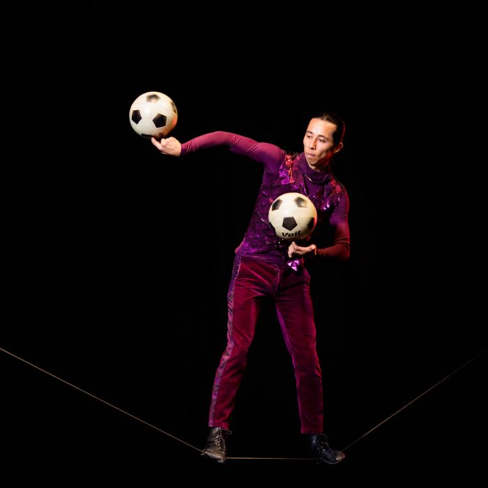 Slack Wire & Juggling Act von Raul Canaz