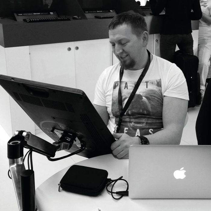 Schnellzeichner mit Live-Auftritten auf Events by Raif Valiev