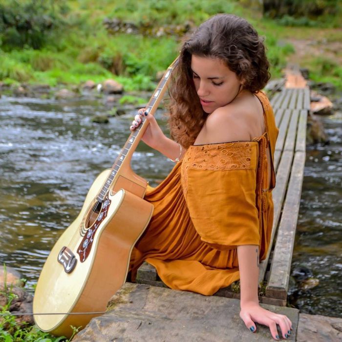 Guitar and Singing Performance por Sophia