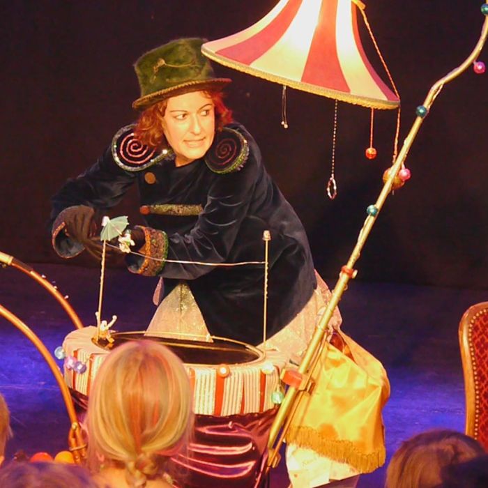 Zakapüs: Flea circus show by Marjorie