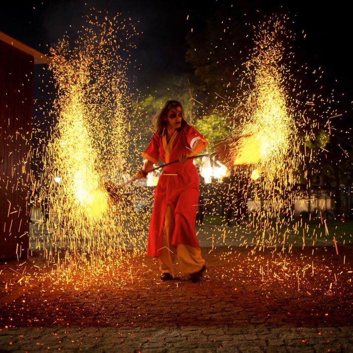  Fire Show - Sparkles  por Mr. Milk and Friends