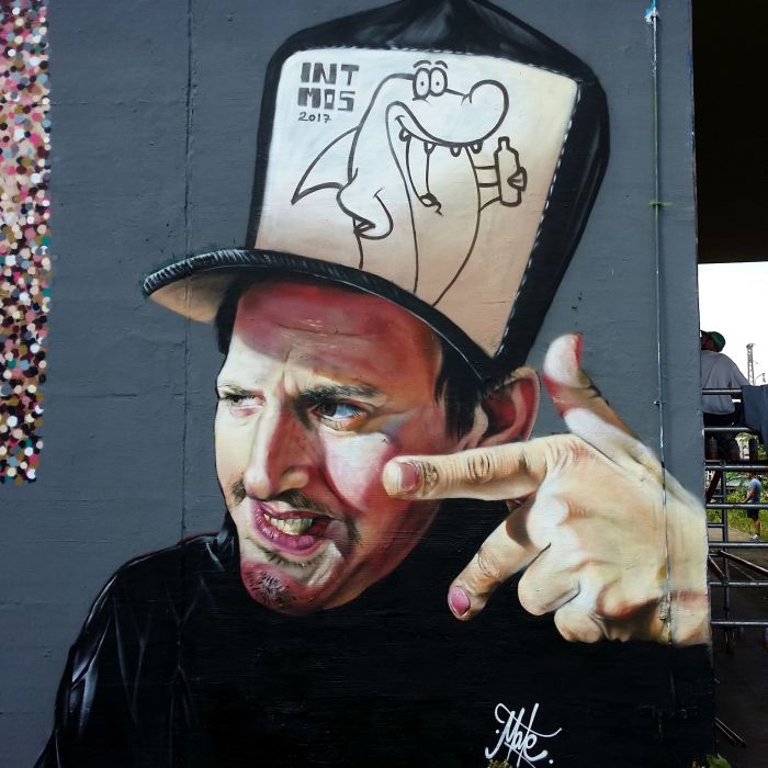 Live painting wall and canvas by MATE