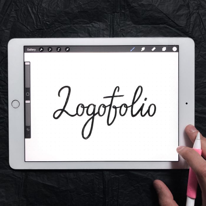 Logo design based on hand lettering por Margarita Fray / frayart