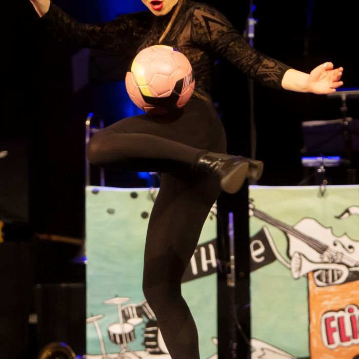 Jonglage with a football and hat. por La CalciAttrice / The FootballActress