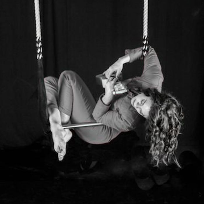 Moon- trapeze act por Leela Tinelli