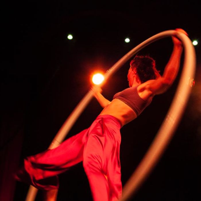 Cyr Wheel act FLUX por Cie Balades Perdues