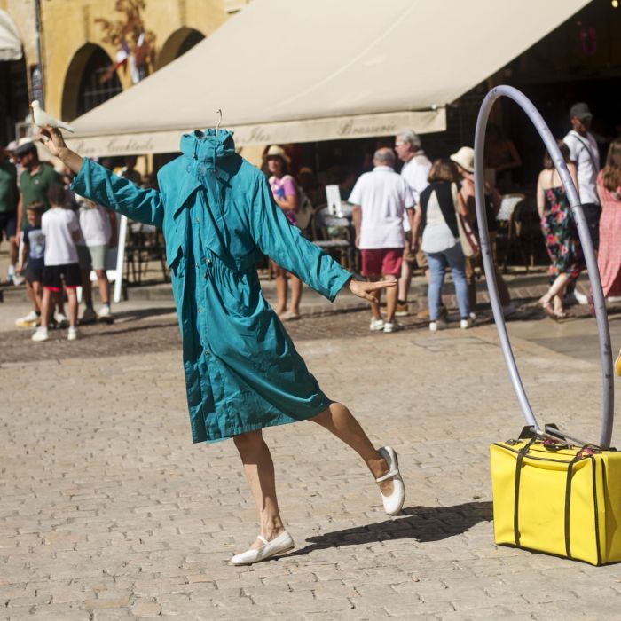 Walk act the headless traveler por Cie Balades Perdues