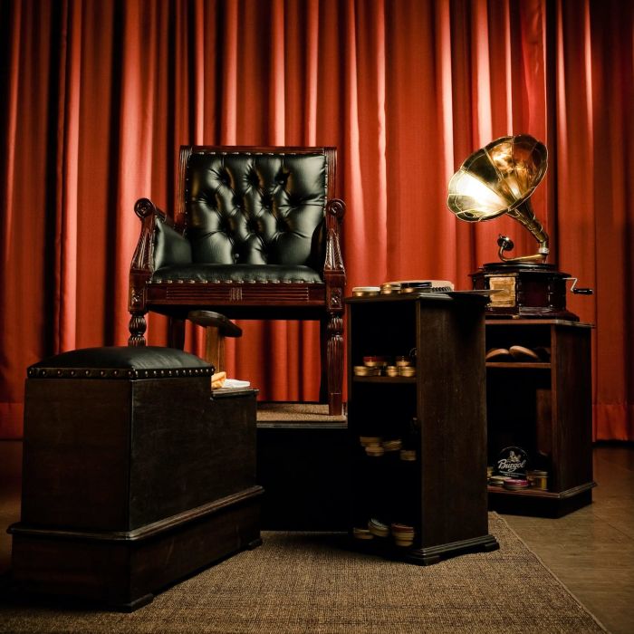 Shoe Shine Club por Andrew and Friends